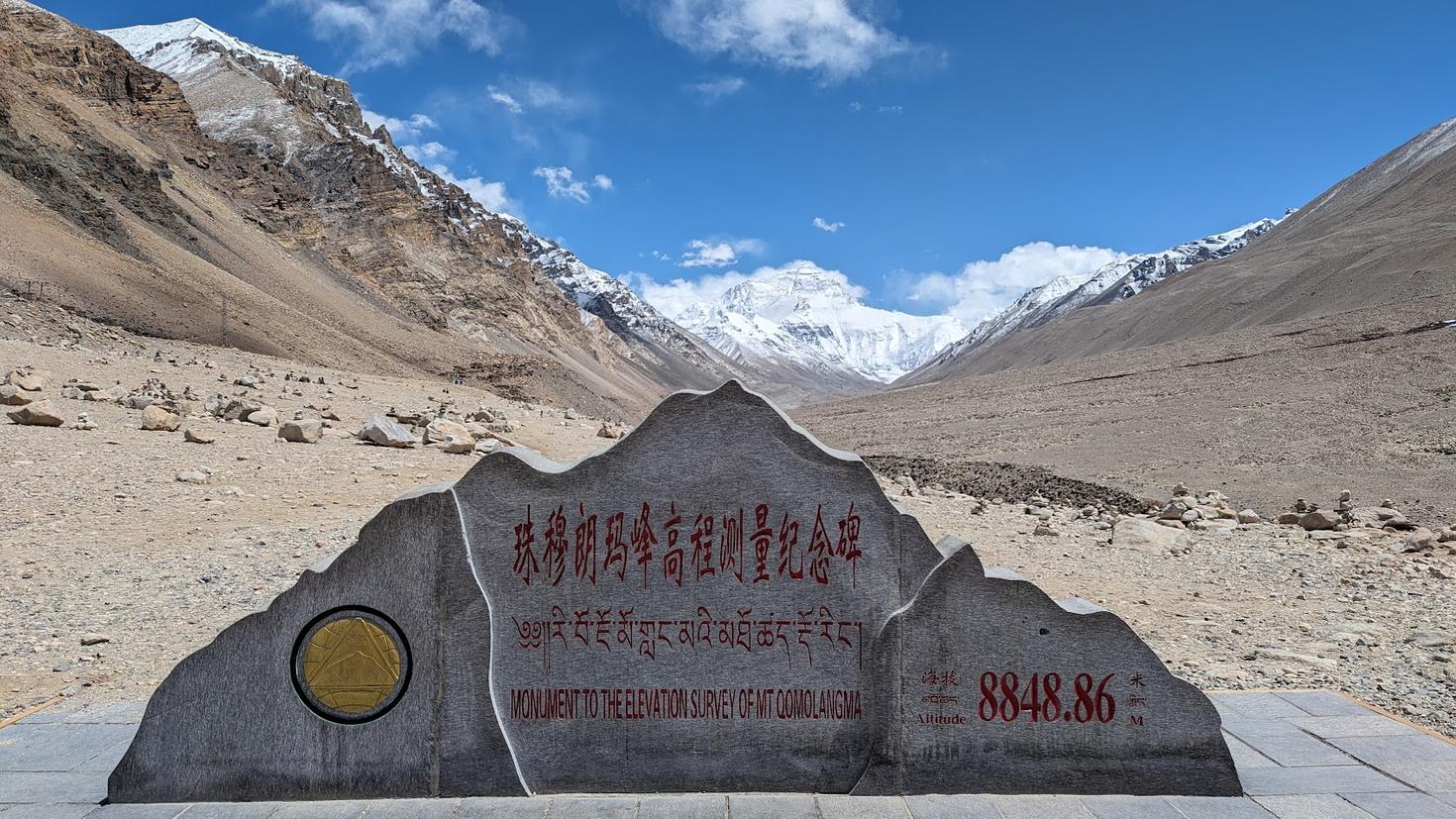 Monument sur l'Everest marquant une altitude de 8848,86 mètres