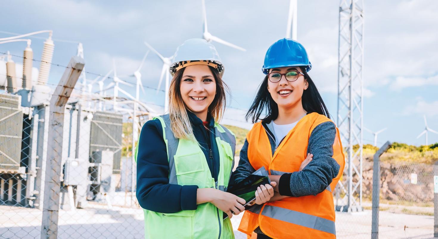 Deux femmes dans une centrale éolienne.