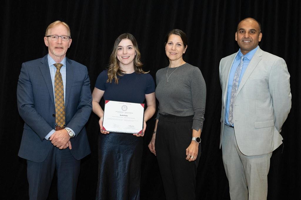 Prix du Corps professoral pour le leadership aux études supérieures avec Leader