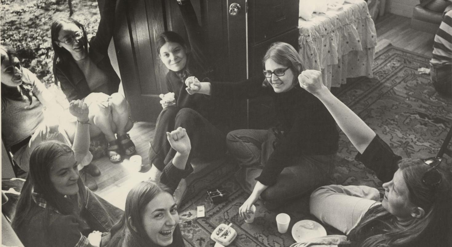 Un groupe de femmes levant leurs bras