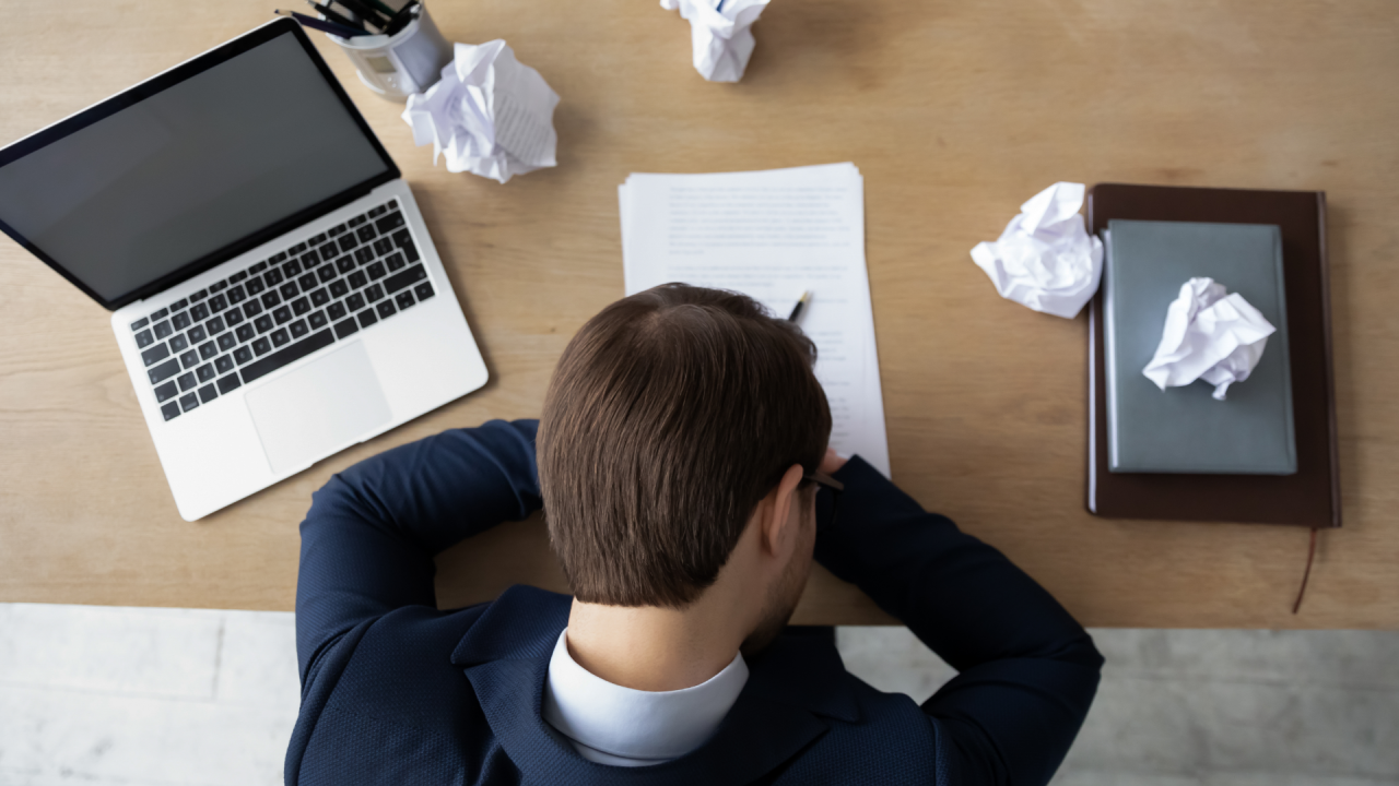 Un homme couché sur une table