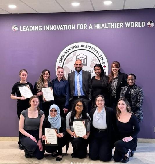 Dr. Christopher Ramnanan avec ses étudiants du programme