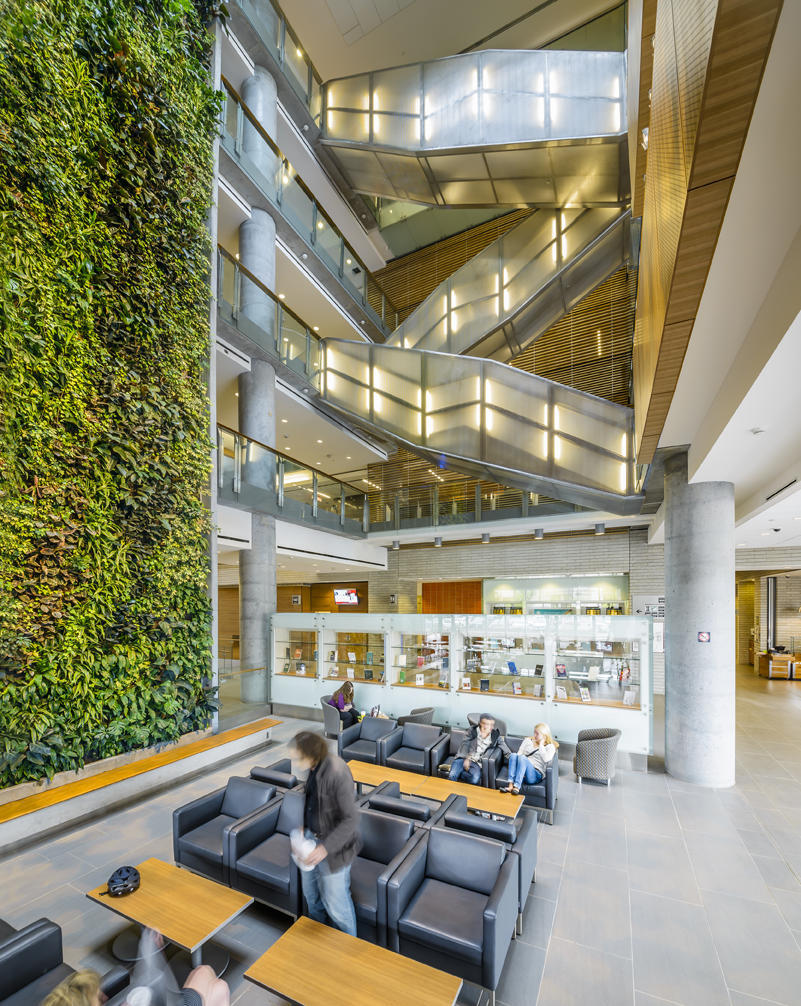Intérieur du bâtiment de la Faculté des sciences sociales