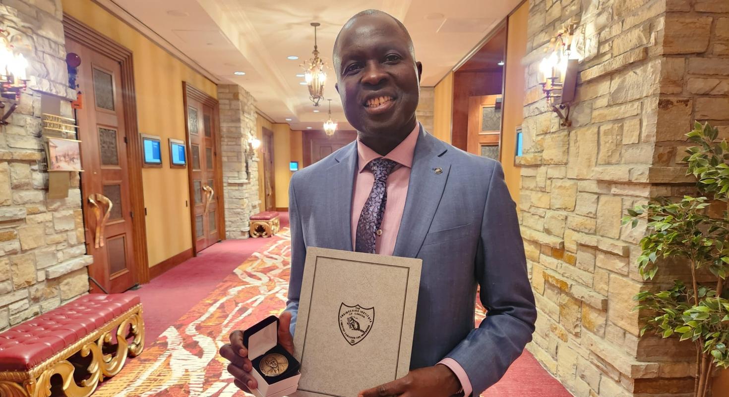 Le professeur Mamadou Fall tenant la médaille John B. Stirling.