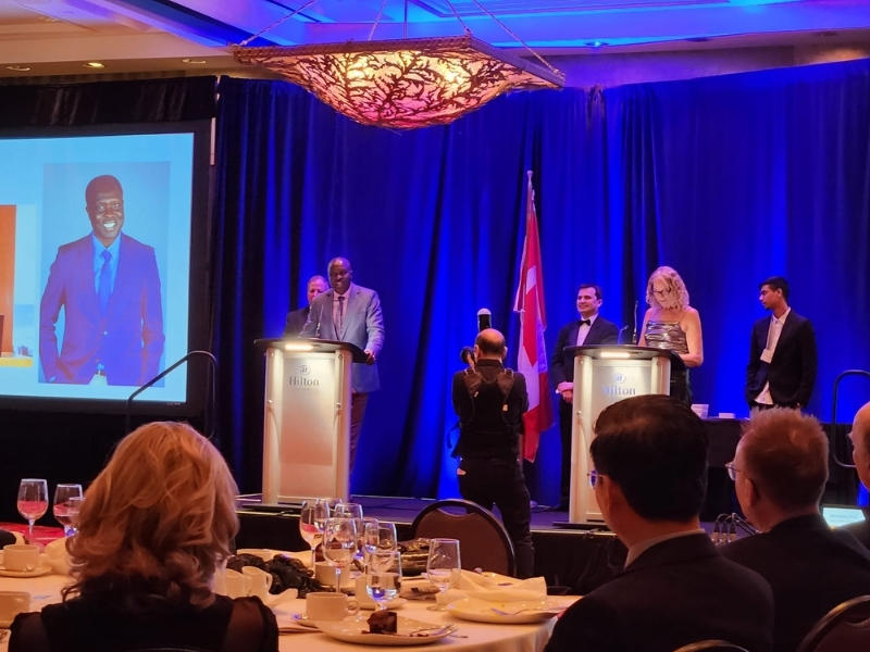 Le professeur Mamadou Fall en train de donner un discours.