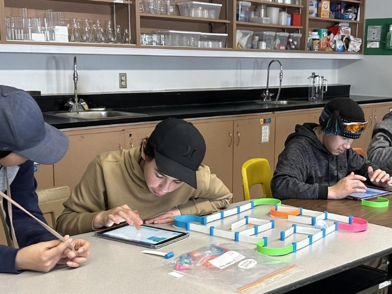 Trois enfants dans un atelier de technologie.