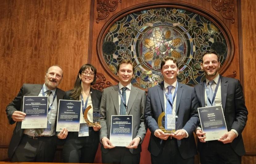 L’équipe de concours de plaidoirie de la Faculté de droit de l’Université d’Ottawa.