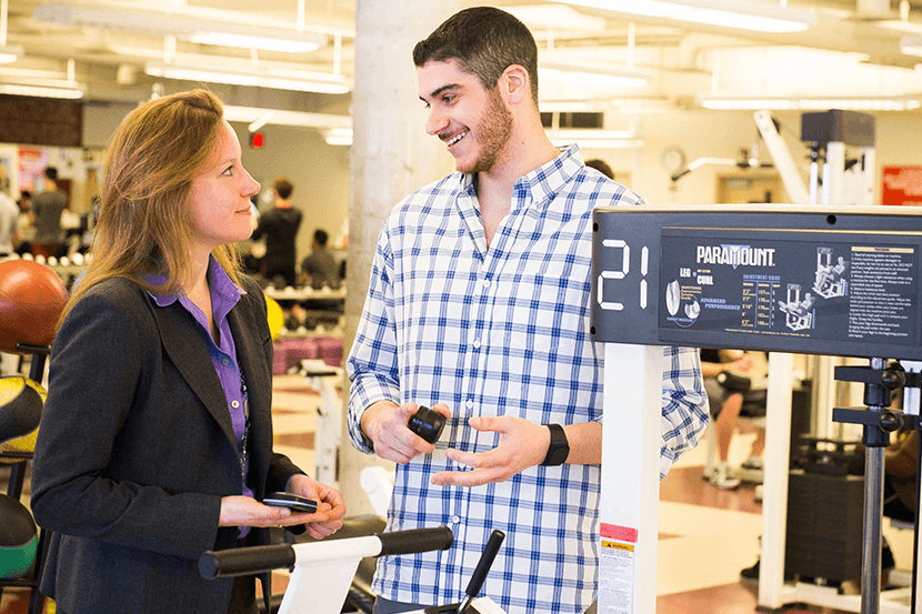 Lee Silverstone présente son invention à l’une de ses mentors, Catherine Geci du Garage Démarrage de l’Université l’Ottawa.