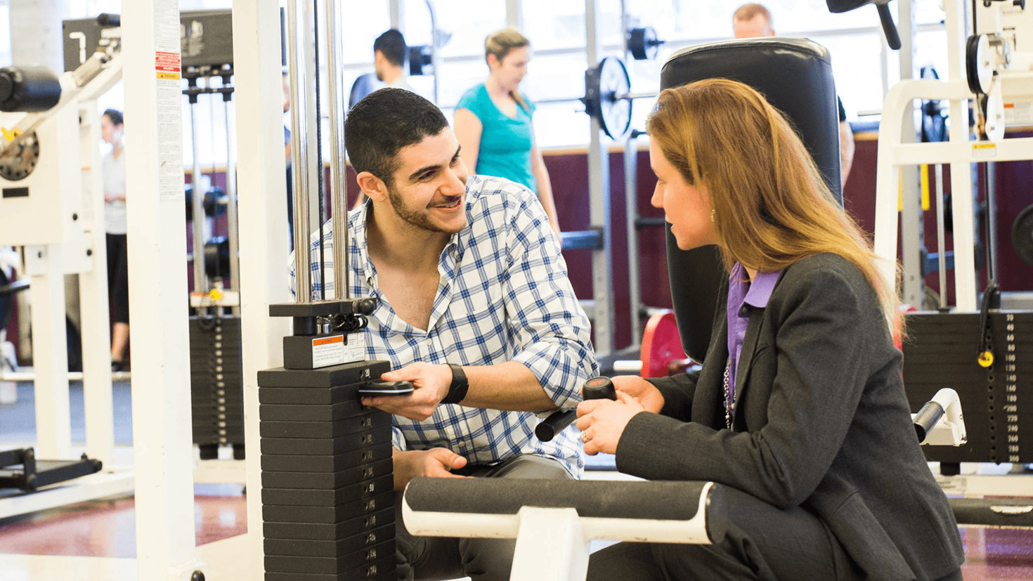 Lee Silverstone présente son invention à l’une de ses mentors, Catherine Geci du Garage Démarrage de l’Université l’Ottawa.