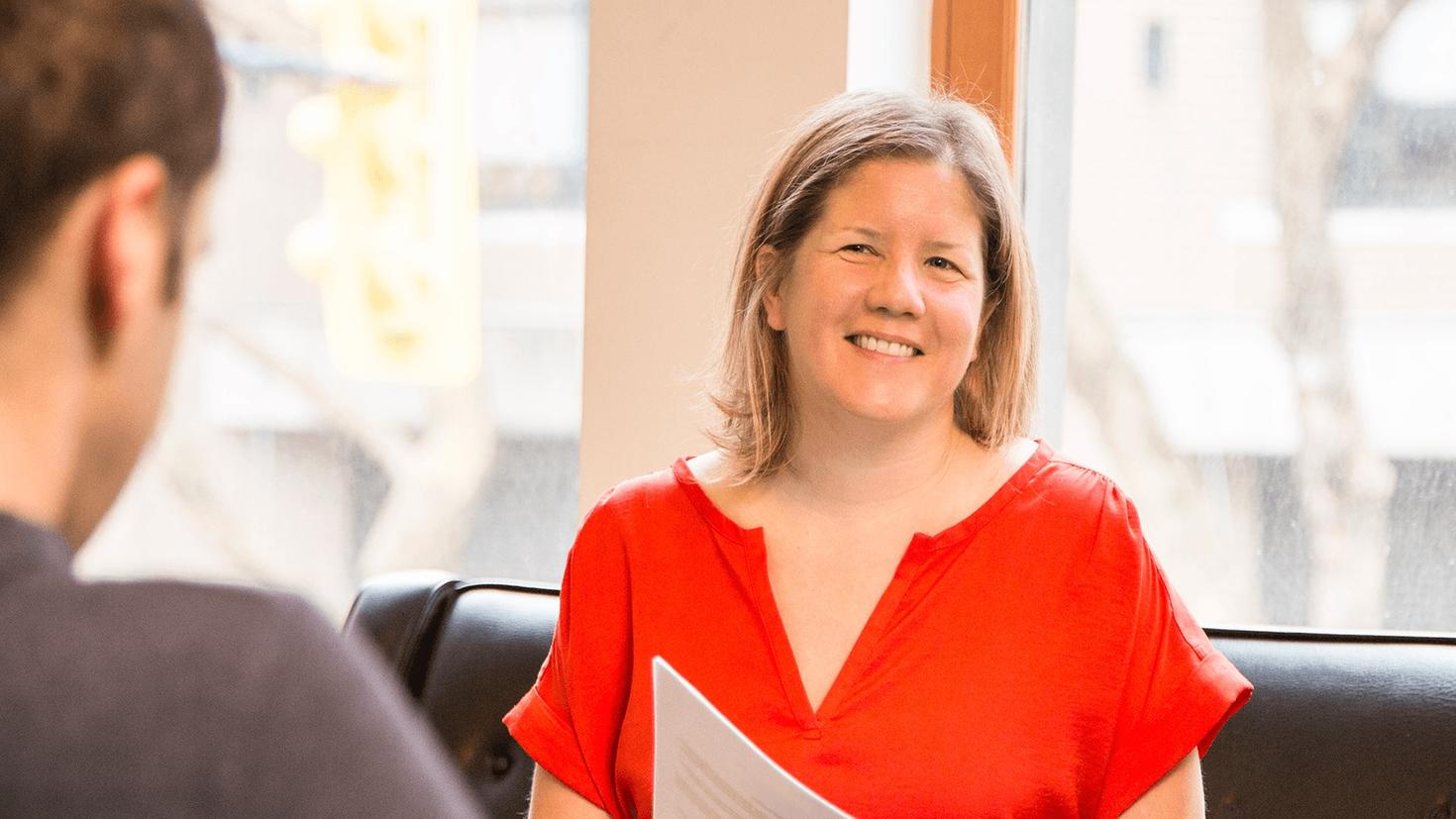 Diplômée de l'Université d'Ottawa Renée Black avec des documents.