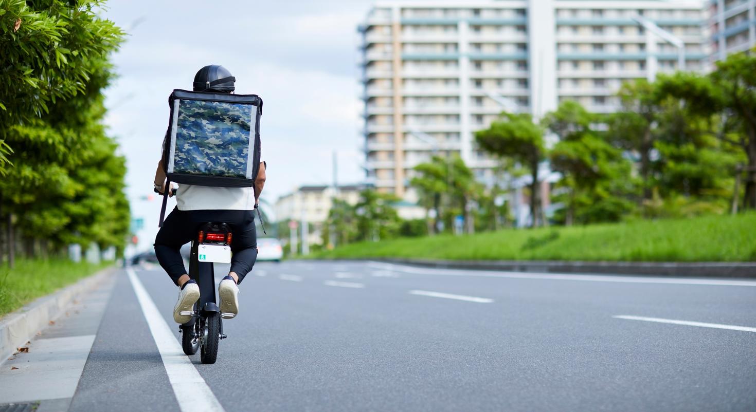 Un homme à vélo.