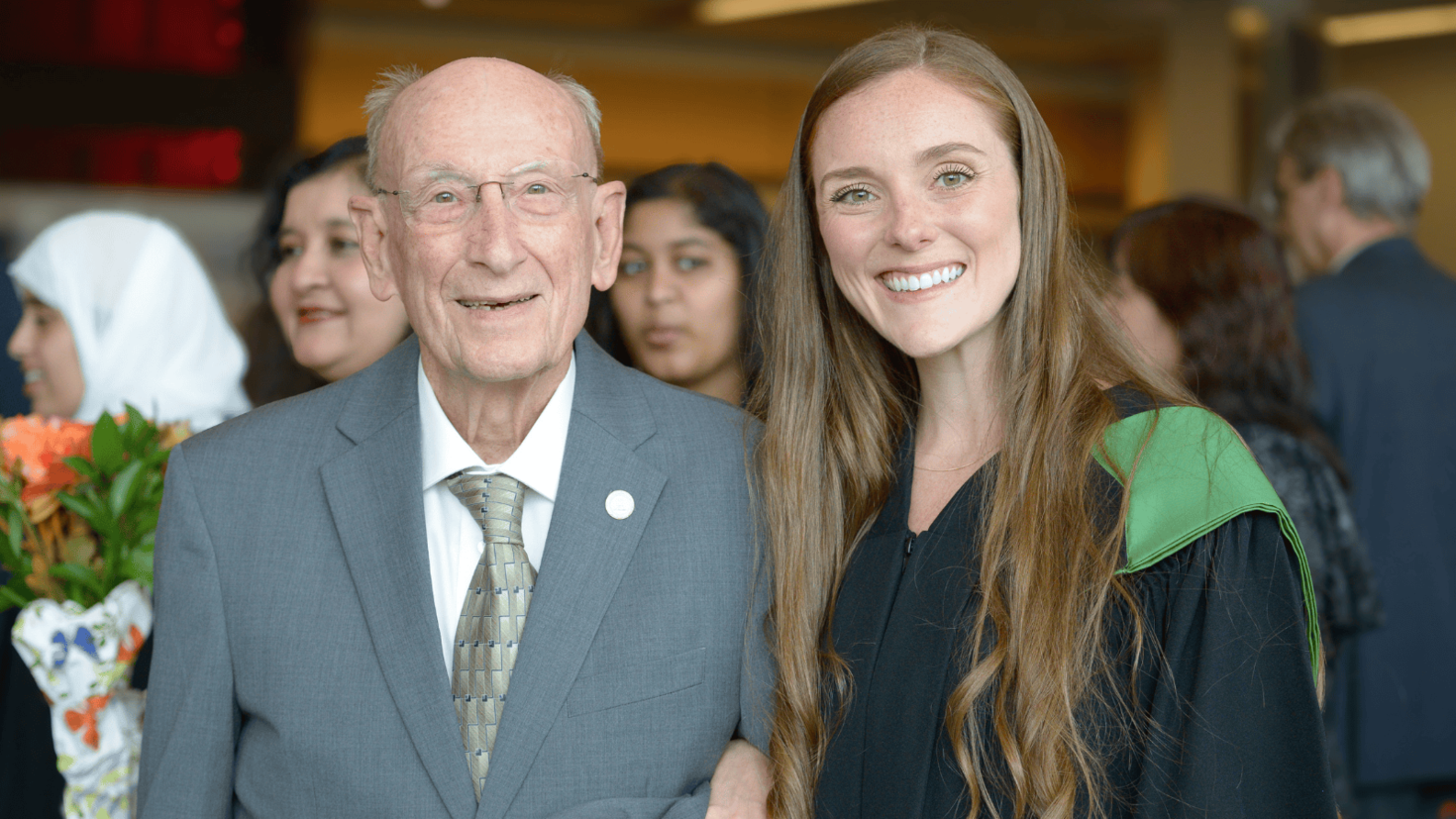 Photo du Dr Normand Tremblay (gauche) et de la Dre Camée L'Espérance (droite) à la Collation des grades de Camée en 2024