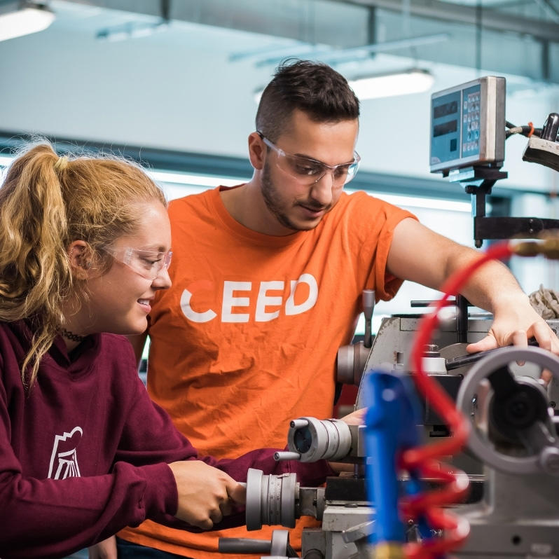Des étudiants collaborent dans l'espace de travail du CEED