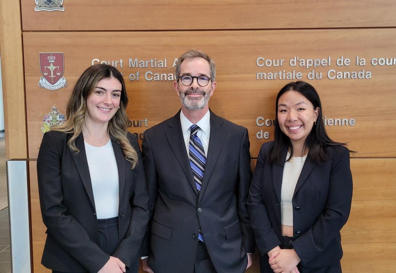Les stagiaires Julia Kafato et Courtney Wong avec le directeur de la CIPPIC Matt Malone à la Cour fédérale