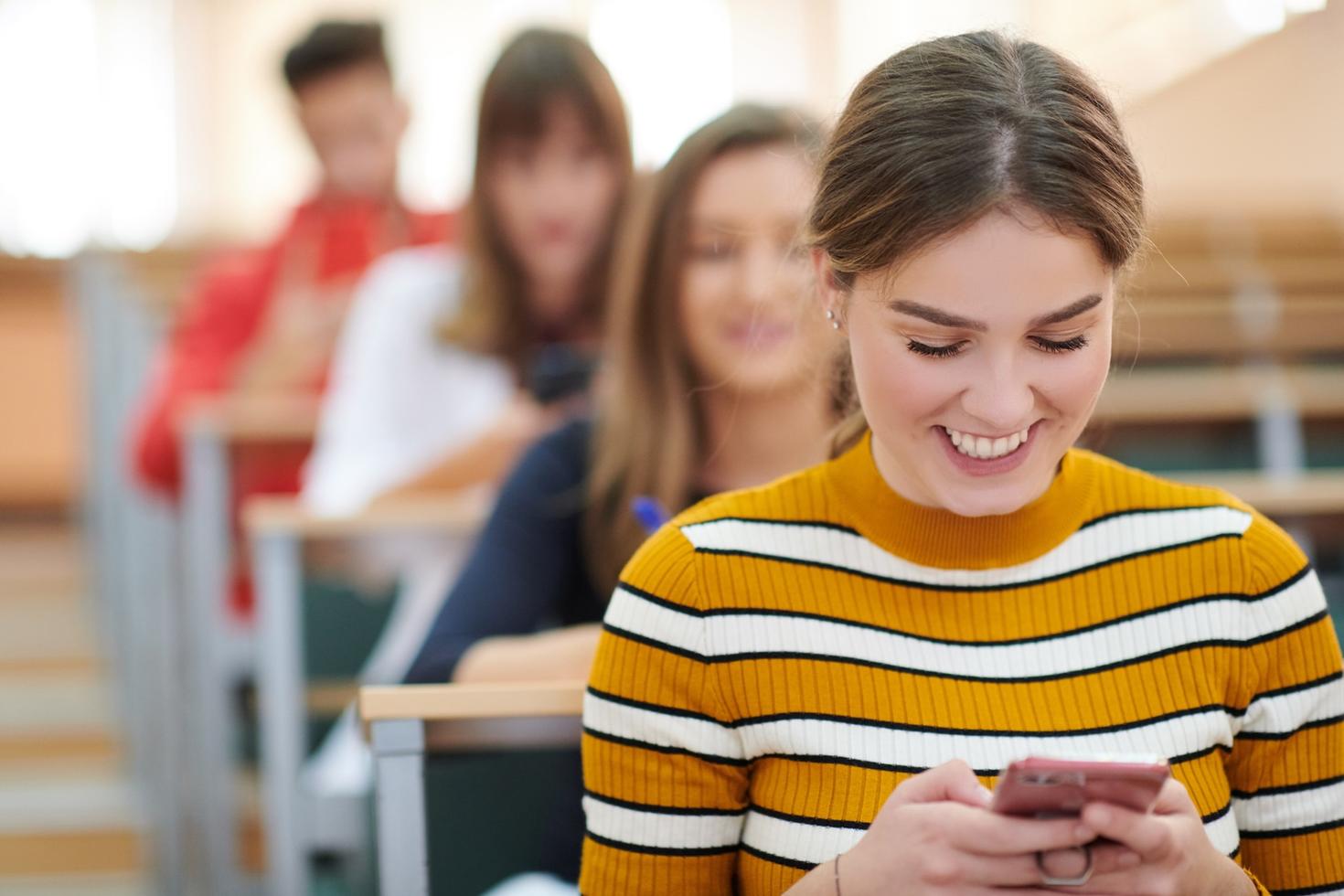 Interdiction des cellulaires dans les écoles du Québec dès l'automne