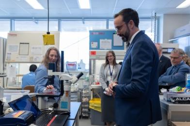 Le ministre Nolan Quinn dans un laboratoire du PCP2 à l'Institut de recherche de l'Hôpital d'Ottawa