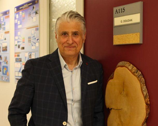 Le professeur Ghasan Doudak avec le premier morceau de bois qu’il a coupé.