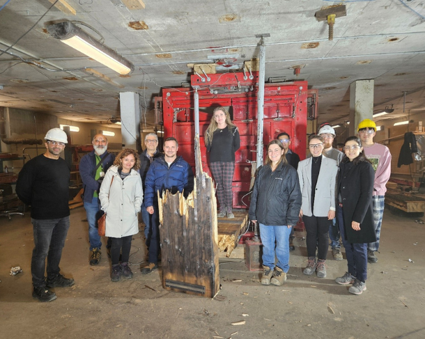 Le professeur Ghasan Doudak avec ses étudiants diplômés faisant face à la caméra.