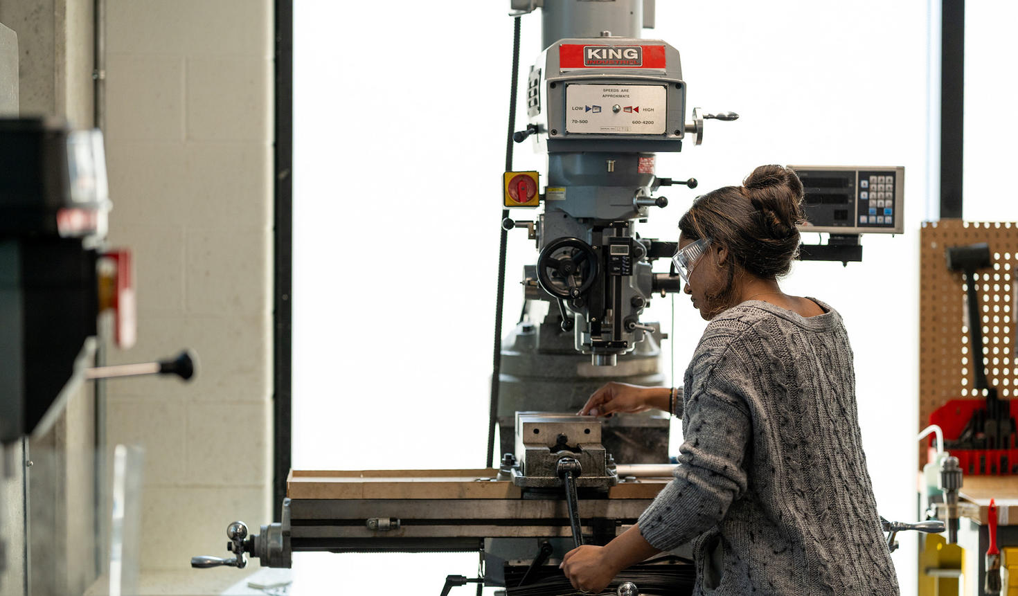 Étudiante travaillant dans l'espace de travail centre Brunsfield du CGRC 