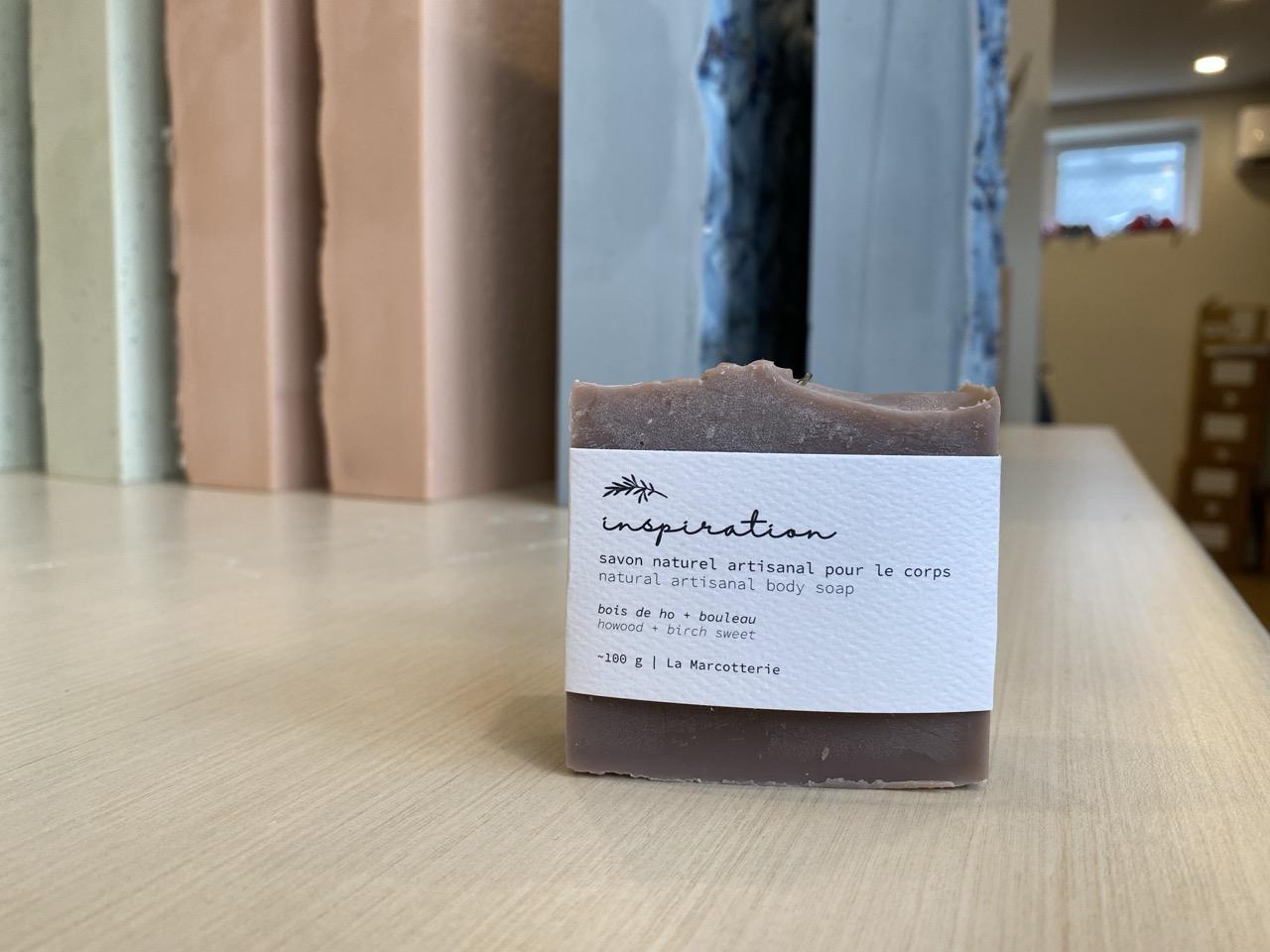 Élodie a nommé son savon « Inspiration » – un mélange d’huiles essentielles de bouleau doux et de bois de hô avec de l’argile violette brésilienne – en l’honneur de sa mère, sa muse et source constante d’encouragements.    