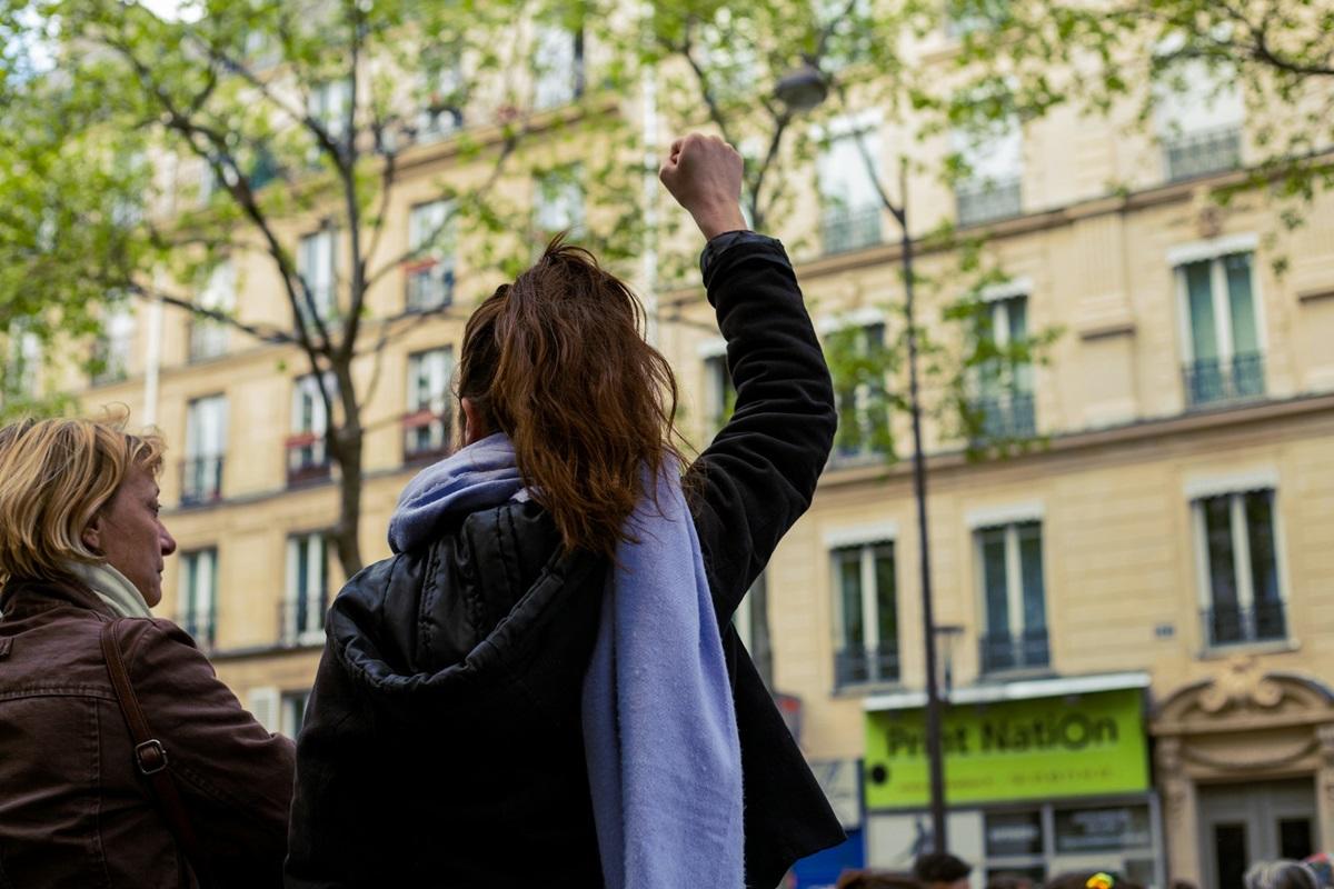 Femme levant le poing en signe de solidarité