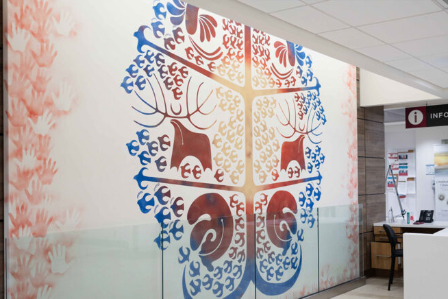 Œuvre colorée représentant des animaux formant un arbre.