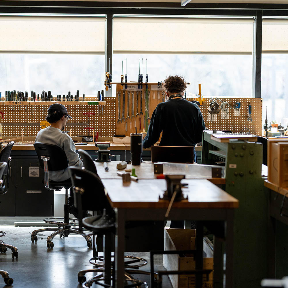 Des étudiants en génie travaillant sur un banc dans le Makerlab