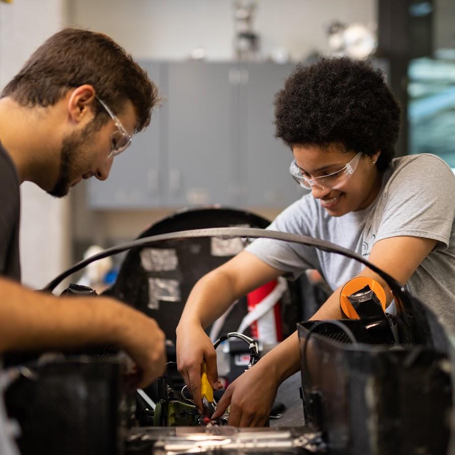 Des étudiants en génie travaillent au sein de L'Espace de collaboration John McEntyre