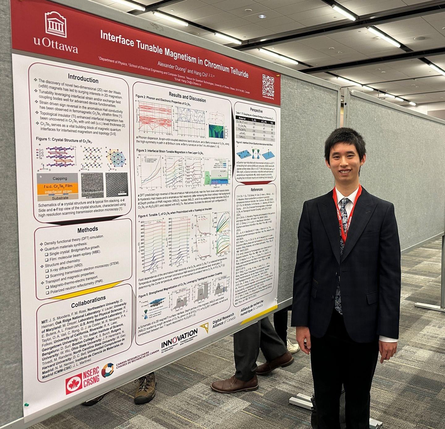 Alexander Duong à côté de son affiche intitulée « Interface Tunable Magnetism in Chromium Telluride » (magnétisme ajustable par interface dans le tellurure de chrome) lors d’une conférence scientifique.