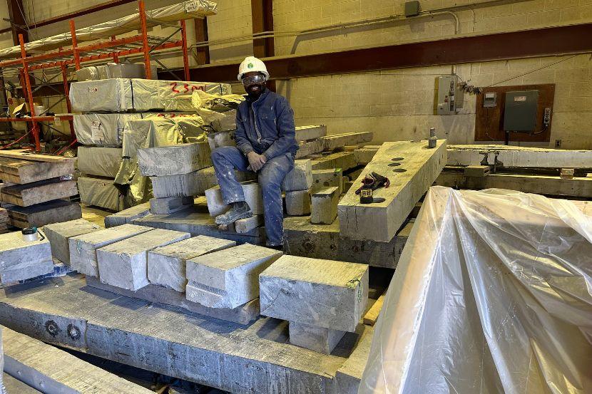 Issa Fowai sur des structures en béton.