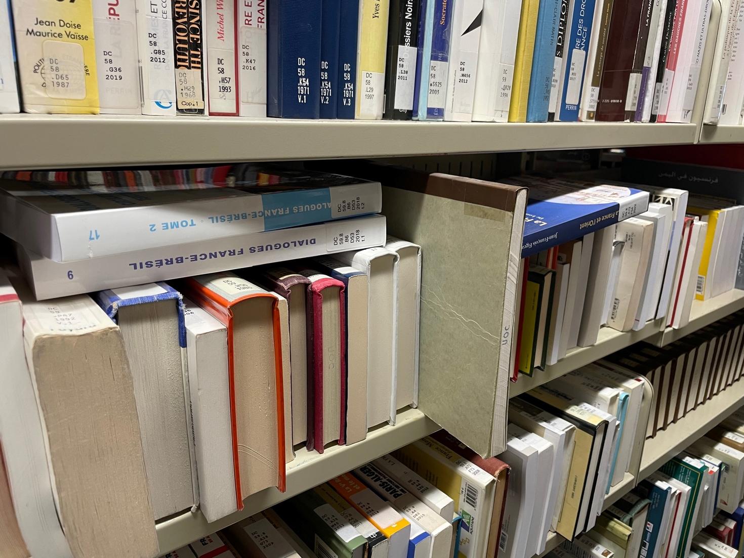 Une étagère de bibliothèque débordant de livres