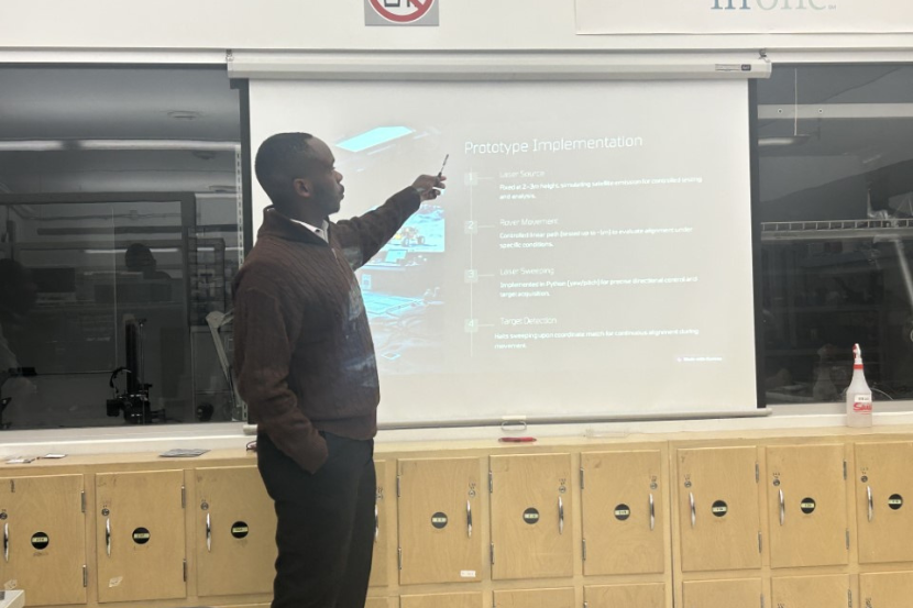 Elam Olame Mugabo faisant une présentation.