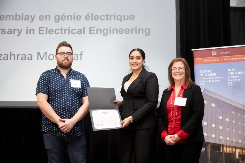 Fatima Ezzahraa Mouaraf recevant un prix.