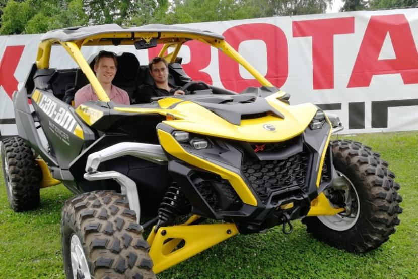 Jeremy Leigh dans une voiture.