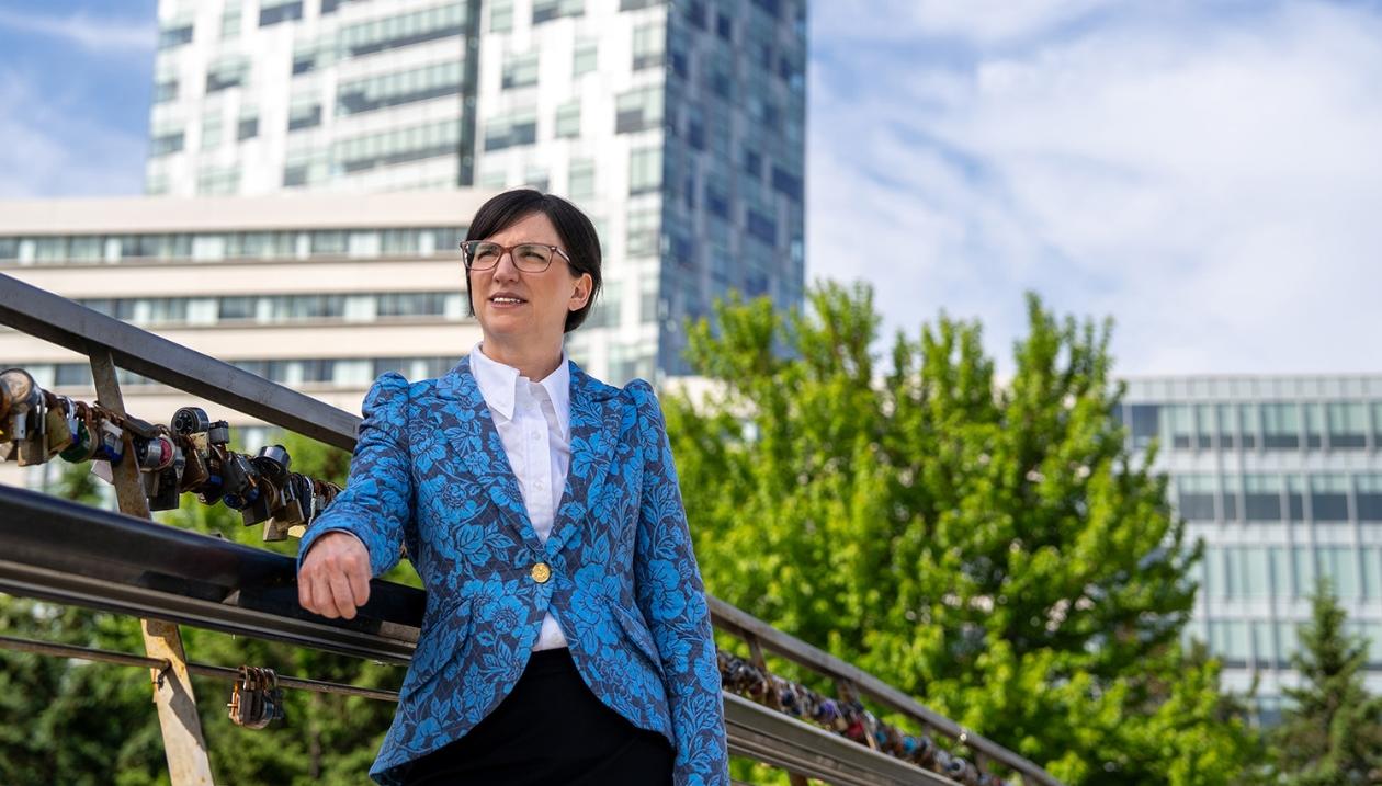 Marie-Eve Sylvestre standing on bridge overlooking uOttawa campus.