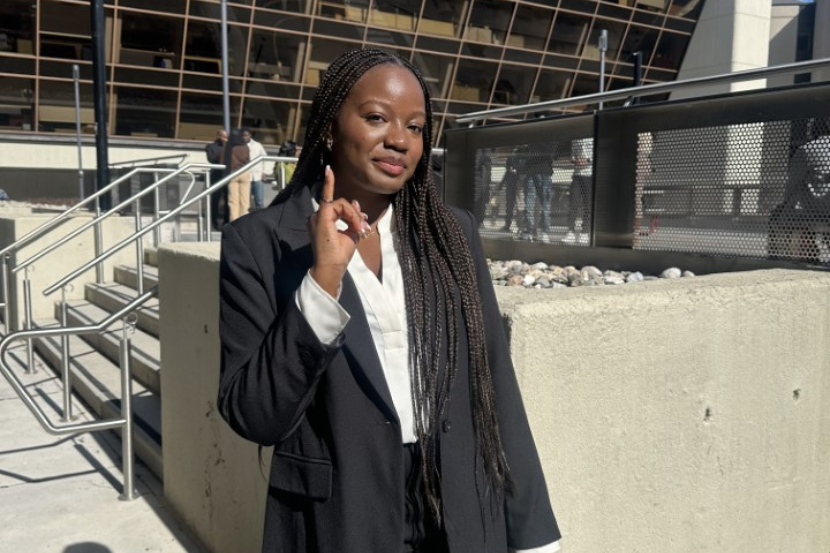 Moyin Wright devant le pavillon Montpetit.