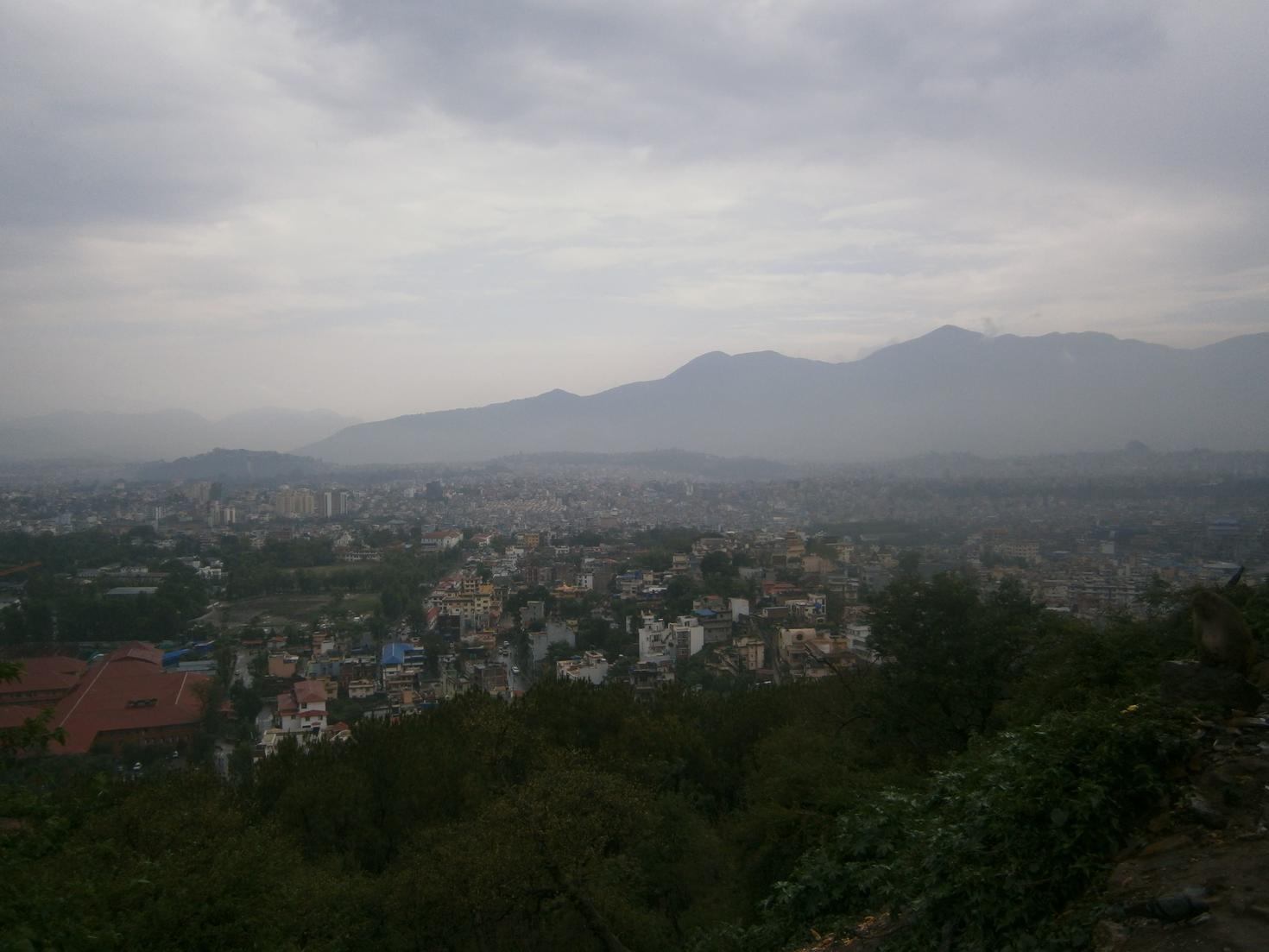 Une vue brumeuse du Népal sous un ciel gris, calme et majestueux.