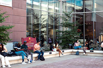 Des étudiantes et étudiants devant le jardin autochtone au Pavillon des sciences sociales de l'Université d'Ottawa.