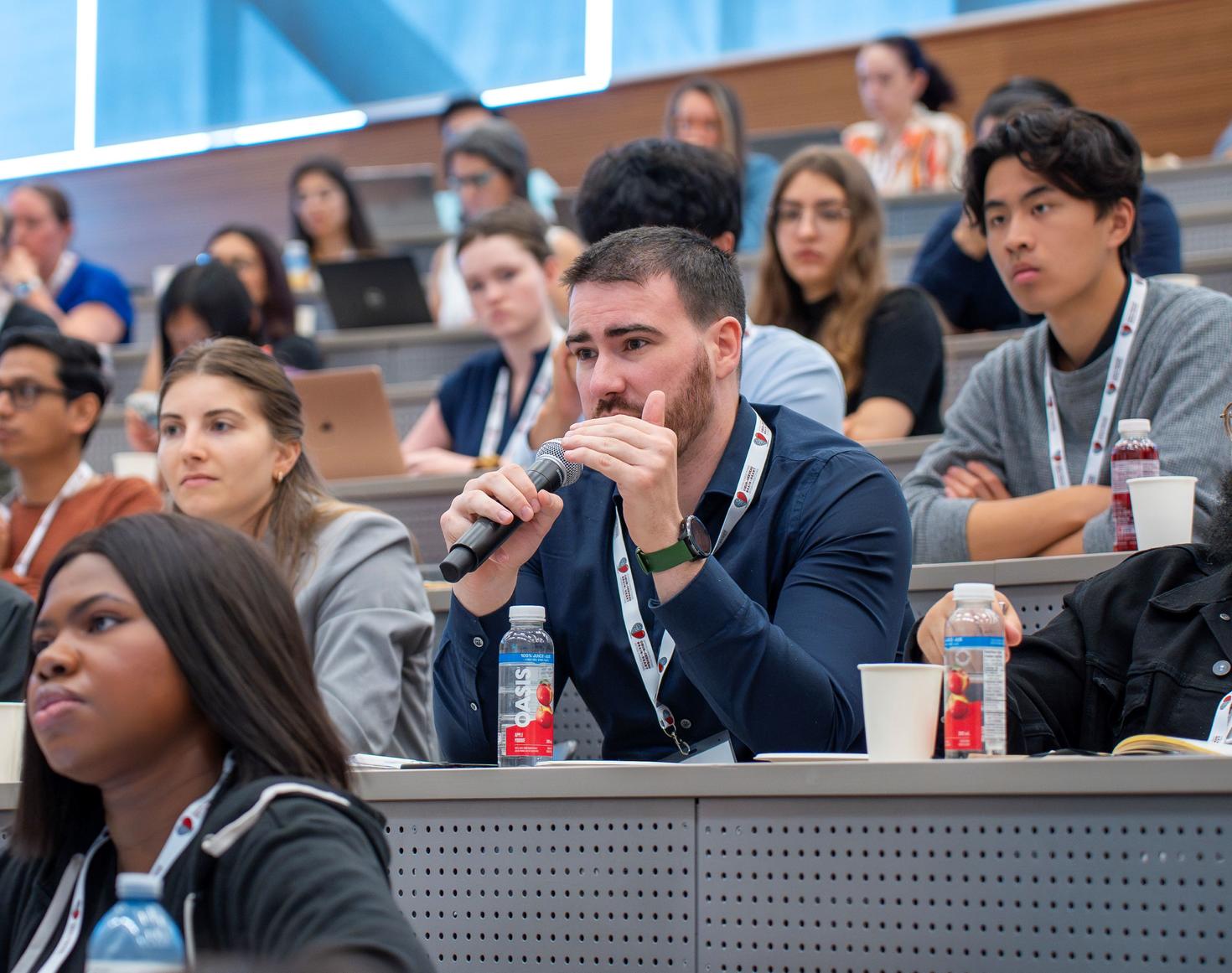 Photo de l'école d'été ICC, un stagiaire pose une question.
