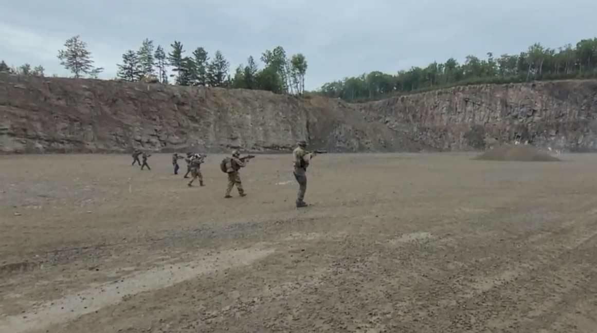 Soldats s'entraînant dans une fosse de sable
