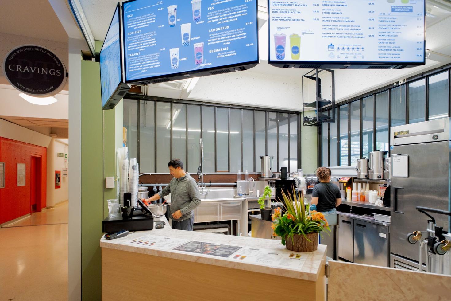 Le personnel travaillant derrière le comptoir chez BT Cravings, un endroit populaire pour déguster du thé aux perles sur le campus.