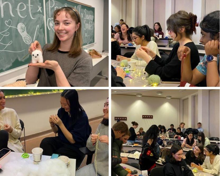 Les membres étudiants du club de crochet présentent certaines de leurs créations.