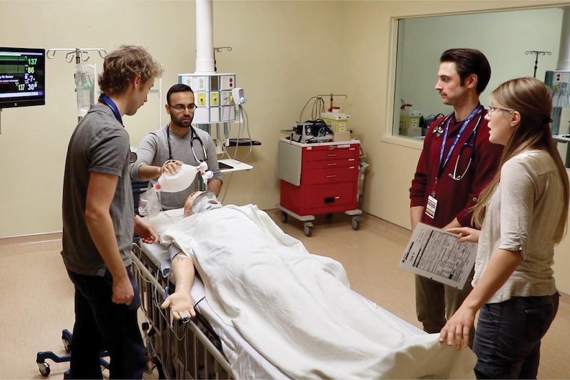 Des apprenants pratiquant des techniques médicales sur un mannequin