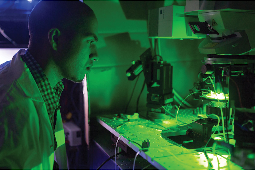 Un apprenant travaillant avec un microscope