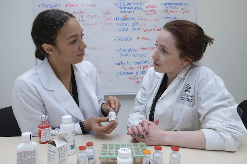 Deux pharmaciennes discutant de médicaments
