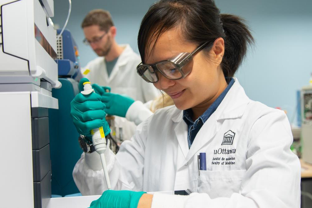 Une scientifique tenant un pipeteur