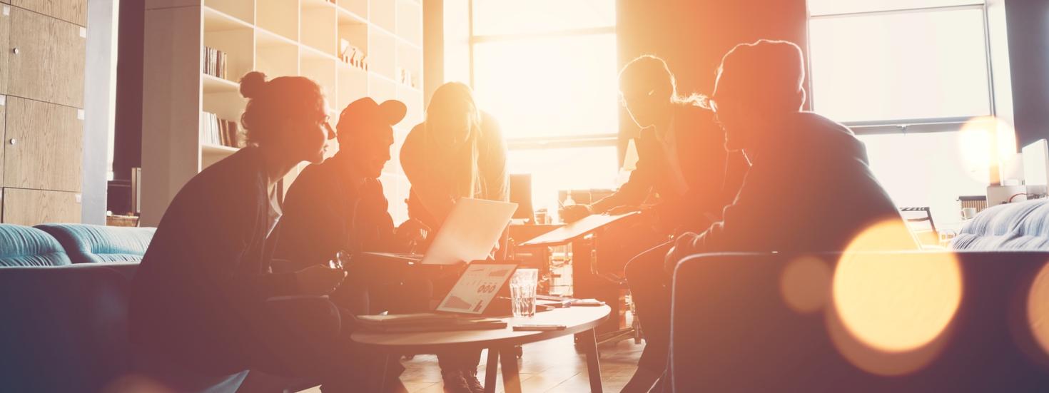 Groupe de personnes discutant autour d'une table