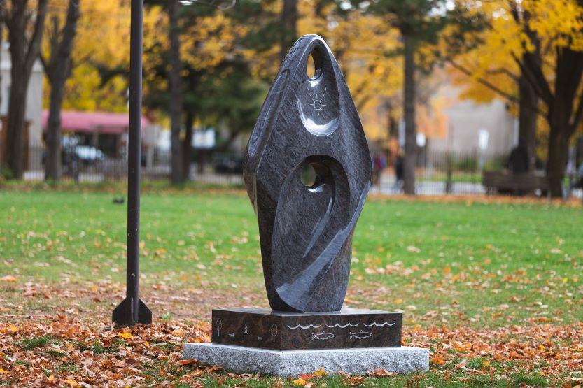 Sculpture autochtone intitulée « Elle danse avec la terre, le vent et le ciel ».
