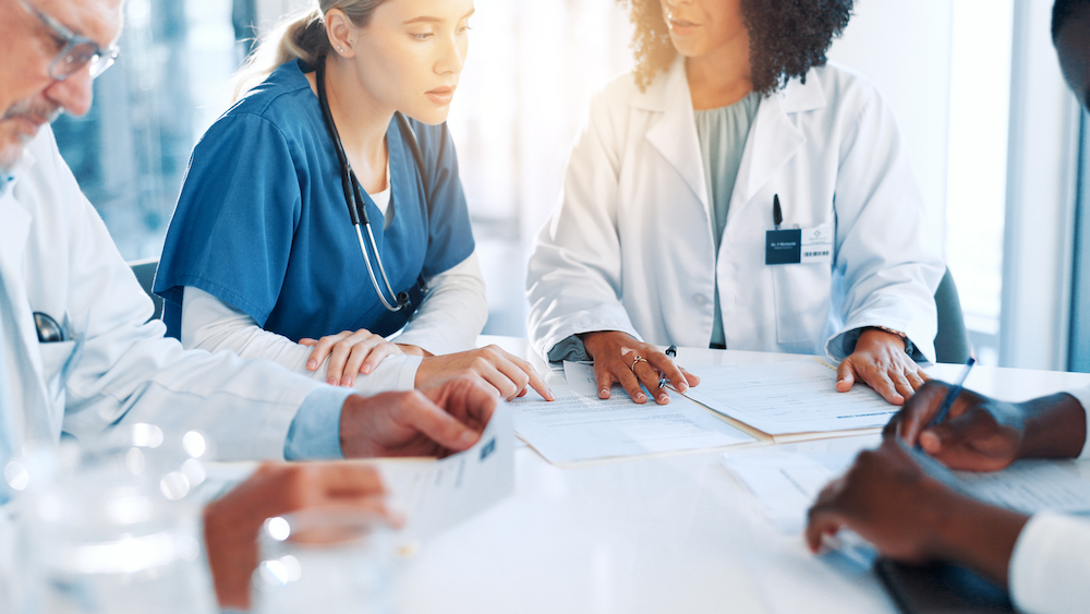 Des professionnels de la santé assis autour d’une table en train de discuter
