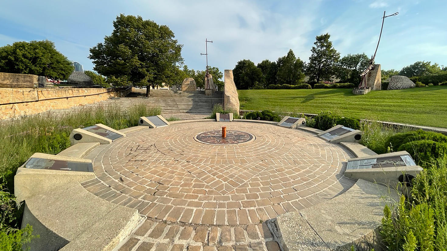 Panier en écorce de bouleau dans un site commémoratif circulaire
